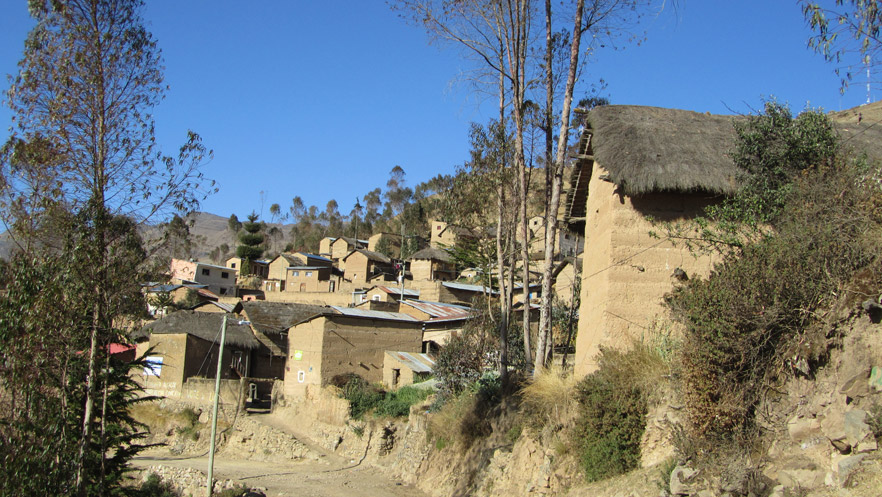 Amarete Viejo mit Häusern im Adobe-Baustil und mit Ichu-Gras-Deckung.