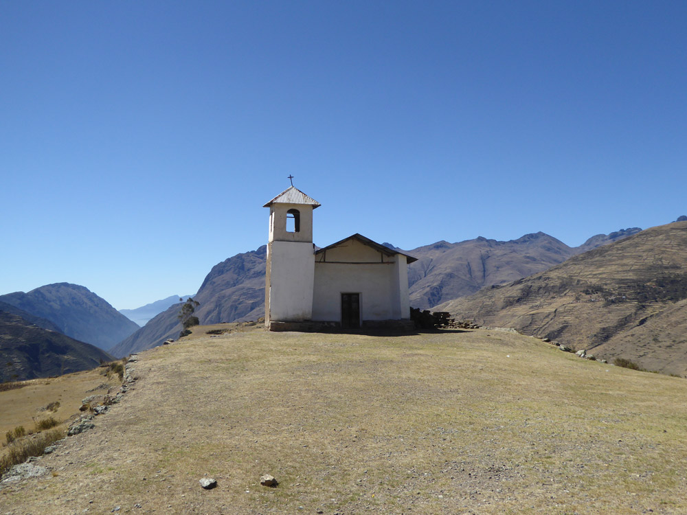 Bergrücken mit Kapelle von Niñocorin (3313 m).