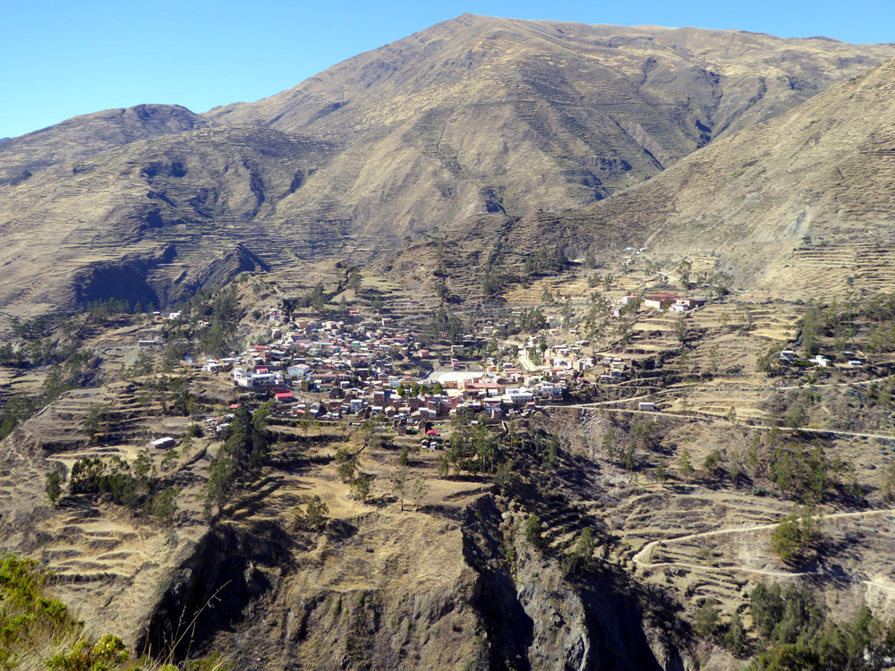Blick auf Charazani (3380 m).