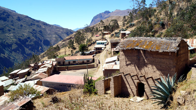 Blick vom Ortseingang auf den Marktplatz von Niñocorin (3313 m).
