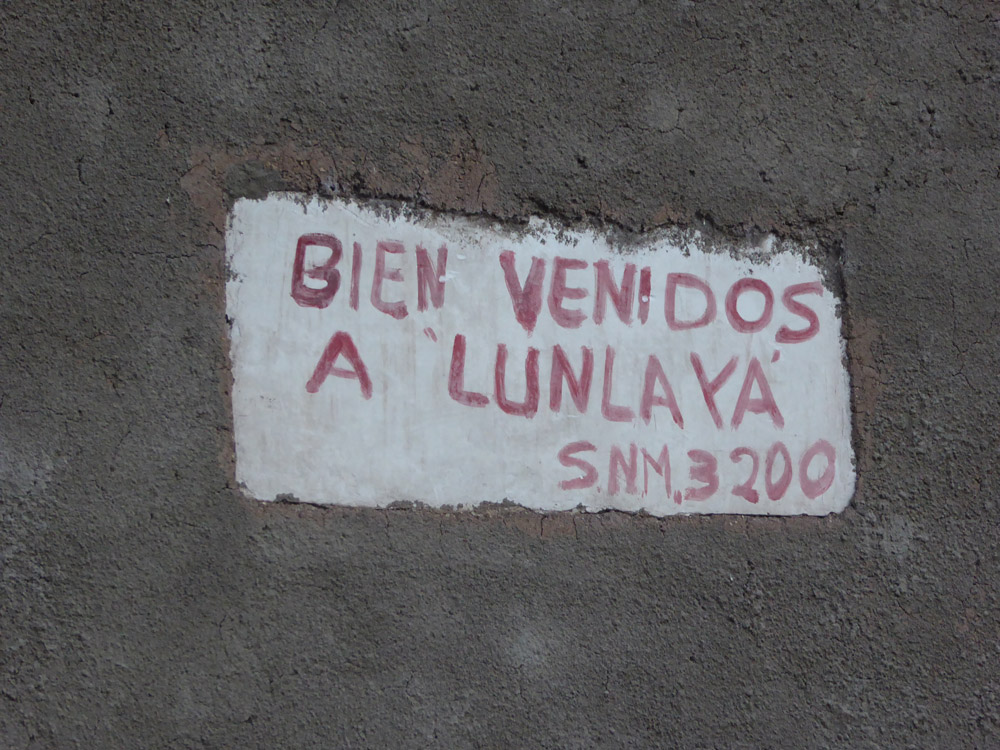 Aufschrift auf einem Wohnhaus: Bienvenidos a Lunlaya.
