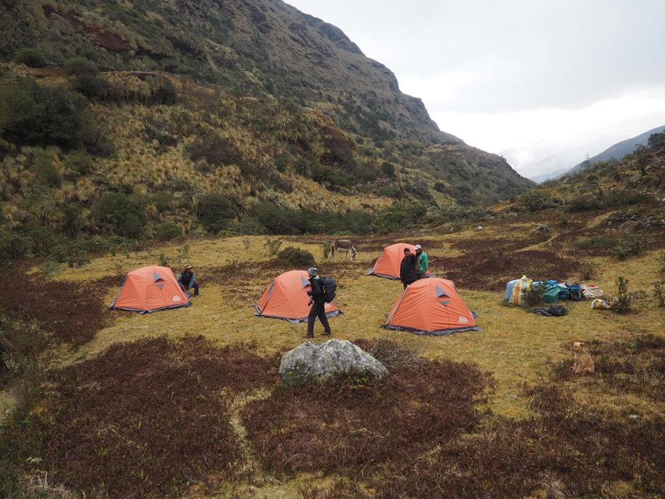 Camp 2 (3654 m) liegt in den Flussauen nahe der ehem. Estancia Tikinhuaya.