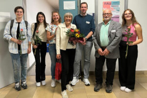 Verabschiedung von Prof. Pohle als langjährige Organisatorin der Ideenbörse; v.l.n.r Kseniia Shevchenko, Acelya Yilmaz, Sabine Donner, Perdita Pohle, Philipp Kärgel, Volker Huntemann, Julia Salzmann (Foto: Bauer 13.10.23)