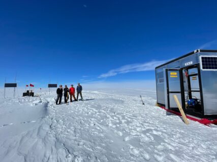 Zum Artikel "Institutskolloquium PG: RNO-G – Ein Teleskop im Eis in Grönland an der Schnittstelle zwischen Glaziologie und Astronomie.  – Mi. 29.05.2024"