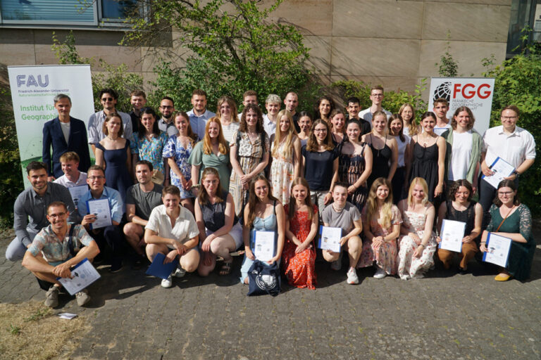 Tag der Erlanger Geographie 2025: Verabschiedung der Absolventinnen und Absolventen & Sommerfest